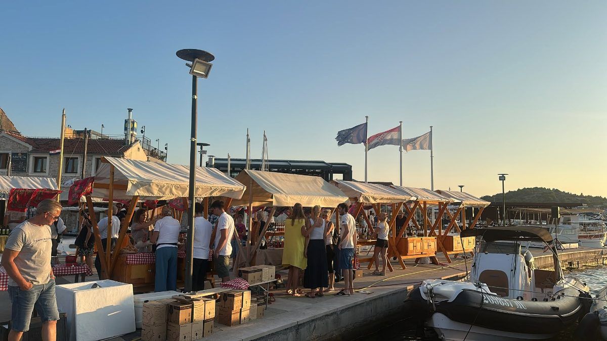 Ajmo Lokalno na Festivalu delicija i vina šibenske županije na Murteru